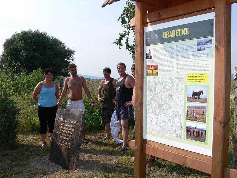 Červenec - odhalení hraničního kamene a oficiální otevření Hrabětického chodníku.