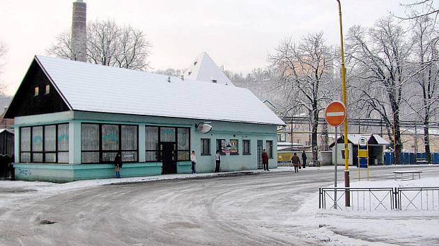 Bufet nefunguje, zastávka je počmáraná a poněkud „poznamenaná časem“, a tak cestující z Fulneku stojí raději pod širým nebem.