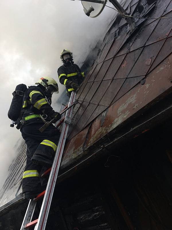 Pět jednotek hasičů zasahovalo v pátek v obci Tichá u požáru starší roubenky.