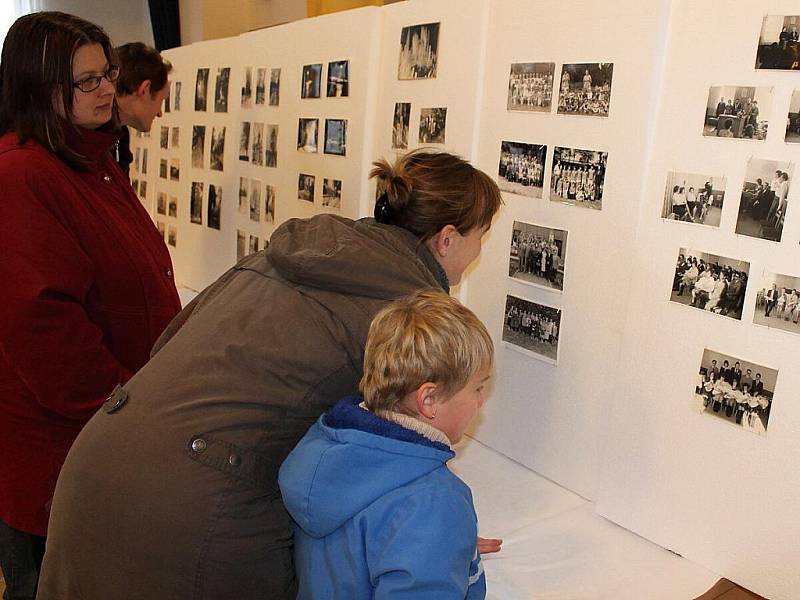 Staré fotografie, předměty, a hlavně film z roku 1957 o zvycích v obci, si mohli prohlédnout v sobotu 10. prosince návštěvníci Sokolovny ve Spálově.