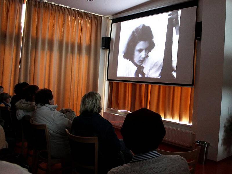 Staré fotografie, předměty, a hlavně film z roku 1957 o zvycích v obci, si mohli prohlédnout v sobotu 10. prosince návštěvníci Sokolovny ve Spálově.