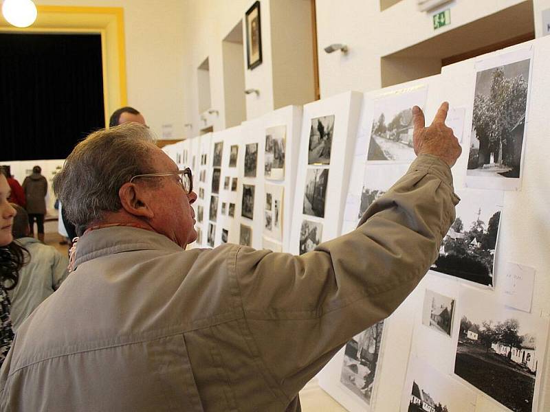 Staré fotografie, předměty, a hlavně film z roku 1957 o zvycích v obci, si mohli prohlédnout v sobotu 10. prosince návštěvníci Sokolovny ve Spálově.