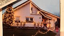 K vánoční výzdobě domu v Ženklavě v roce 2022 přibyl betlém. Takto to vypadala výzdoba v minulých letech.