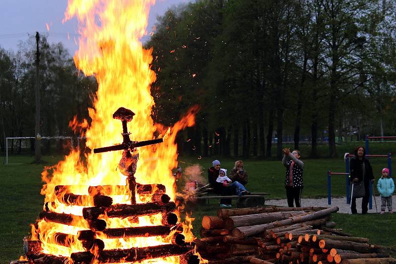 Rej čarodějnic zažili v sobotu 27. dubna v Jeseníku nad Odrou. Nakonec hlavní čarodějnici spálili.