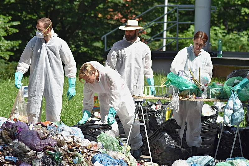 Fyzickou analýzu smíšeného odpadu pořádalo město Příbor v úterý 18. června dopoledne.