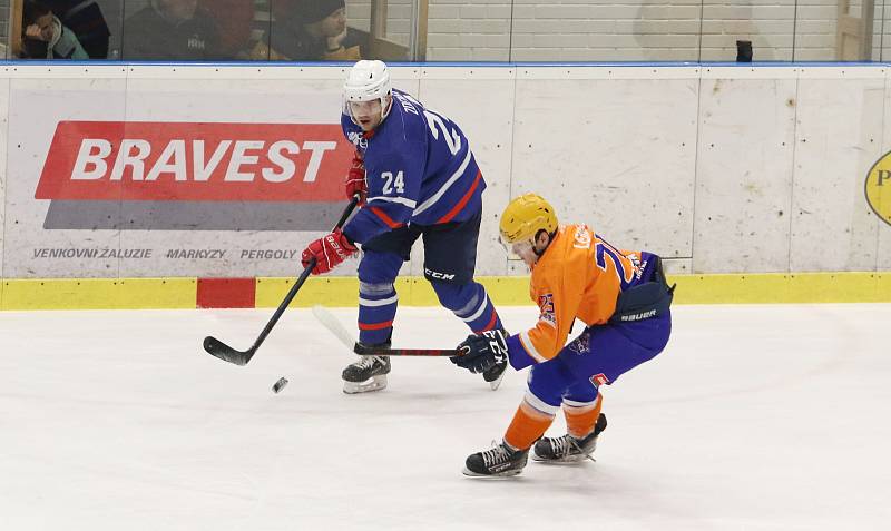 Hodonínští hokejisté (oranžové dresy) ve 29. kole východní skupiny druhé ligy prohráli doma s Novým Jičínem 2:3. Foto: Jan Zahnaš