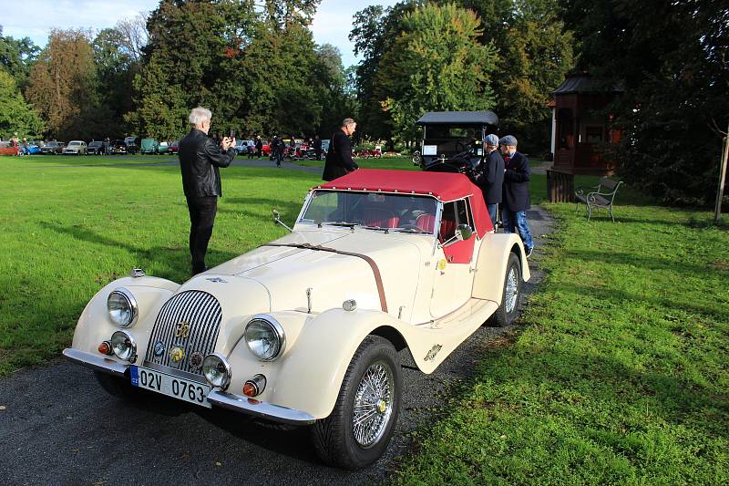 Desítky majitelů automobilových a motocyklových veteránů se sjely do areálu zámku v Kuníně, aby odtud vyrazily na 9. ročník Svatováclavské vyjížďky.