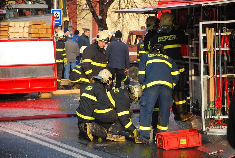 Záchranné práce a situace na místě po výbuchu v panelovém domě ve Frenštátě pod Radhoštěm.