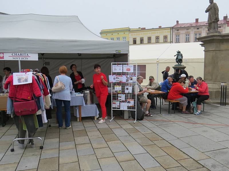 Šestadvacet poskytovatelů sociálních služeb se představilo ve středu na Masarykově náměstí v Novém Jičíně při akci Den sociálních služeb. 