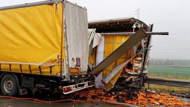 Srážka dvou nákladních aut zablokovala ve středu odpoledne na Novojičínsku dálnici D1 ve směru na Ostravu.