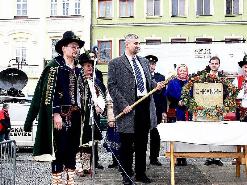 Ministr Jan Dusík přijel ve čtvrtek 18- února do Frenštátu pod Radhoštěm, aby tam vyslechl připomínky proti státní energetické koncepci a poklepal základní kámen zvoničky – strážkyně Beskyd. 