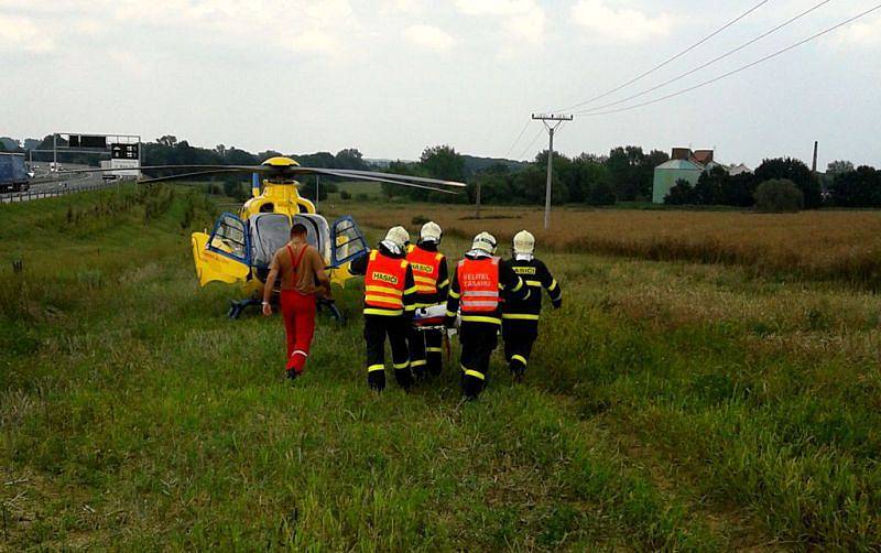 V pátek odpoledne zasahovaly dvě jednotky hasičů u dopravní nehody osobního automobilu Škoda Felicia na 340. kilometru dálnice D1 ve směru na Ostravu.