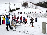 Víkendové lyžování v areálu Heipark v Tošovicích. Dlouhá fronta lidí a zaplněné parkoviště napovídalo, že se zimní sezona konečně naplno rozjela.