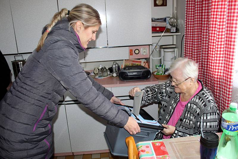 V Mořkově musely členky volební komise vyrazit s volební urnou do terénu ještě hodinu před koncem prvního kola prezidentských voleb.