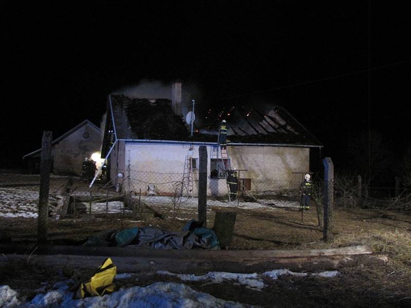 Požár střechy hájenky v Odrách, respektive místní části Pohoř, zaměstnal v noci na úterý 26. března pět jednotek hasičů.