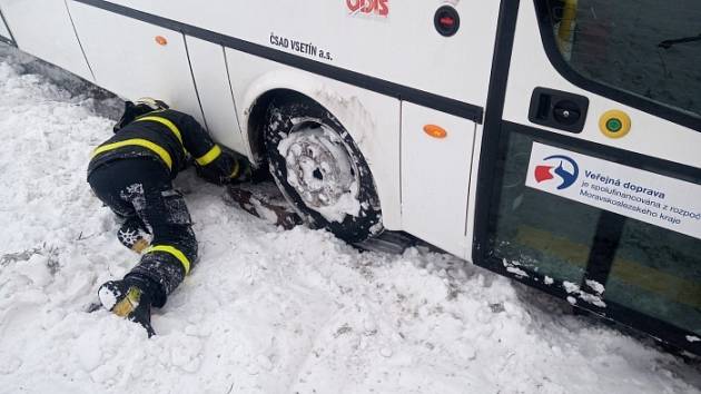 Vyprošťování autobusu v Bílovci.