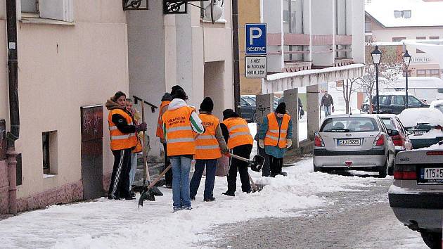 Veřejná služba Nového Jičína se taktéž podílí na úklidu chodníků.