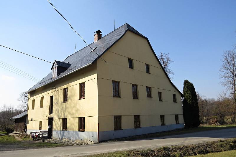 Bernartice nad Odrou byly za 2. světové války starousedlickou obcí, kde žili až na výjimky česky hovořící obyvatelé.
