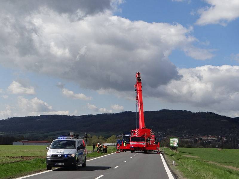 Čtyři jednotky hasičů zasahovaly v pondělí dopoledne u nehody nákladního automobilu MAN s 28 tunami štěrku na korbě, který skončil na silnici z Oder do Fulneku v příkopu na pravém boku.