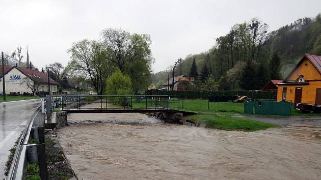 Hladina Jičínky na Novojičínsku se zvedla do úrovně II. pohotovostního stupně už v 8 hodin ráno a byla na něm až do poledne. V Žilně, místní části Nového Jičína, městská policie zvedla a uzavřela most, v Mořkově hasiči zasahovali u výtoku z kanálu.