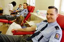 Pro většinu policistů je darování krve pravidelnou událostí.