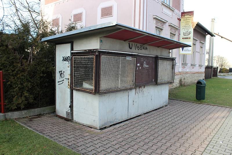 Uzavřená trafika v ulici 2. května ve Studénce.