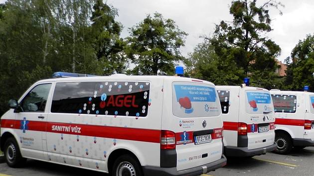 Dvě nové sanitky přispějí k většímu pohodlí pacientů, již jezdí do novojičínské nemocnice. 