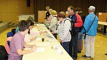 I když to zpočátku vypadalo, že moc voličů nemá zájem, krátce po 14. hodině se volební místnosti číslo 5 a 10 v Novém Jičíně začaly plnit.
