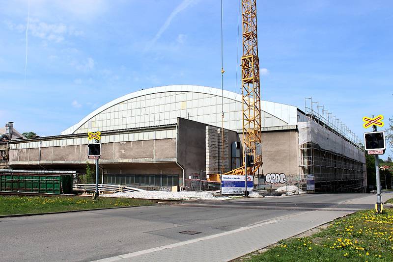 Oprava střechy kopřivnického zimního stadionu je v plném proudu.