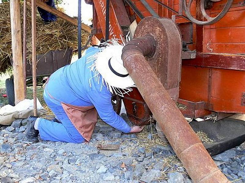 O řadu let nazpátek se vrátili o víkendu v Luboměři. Alois Onderka jim předvedl, jak se kdysi mlátilo obilí.