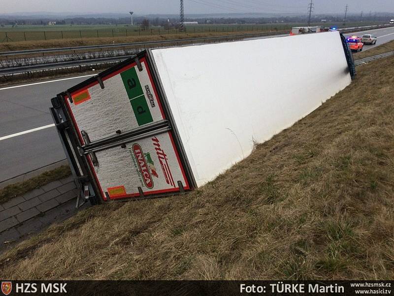 Nehoda polského kamionu Volvo na dálnici D 1. Kamion vezoucí maso skončil v příkopu na pravém boku.