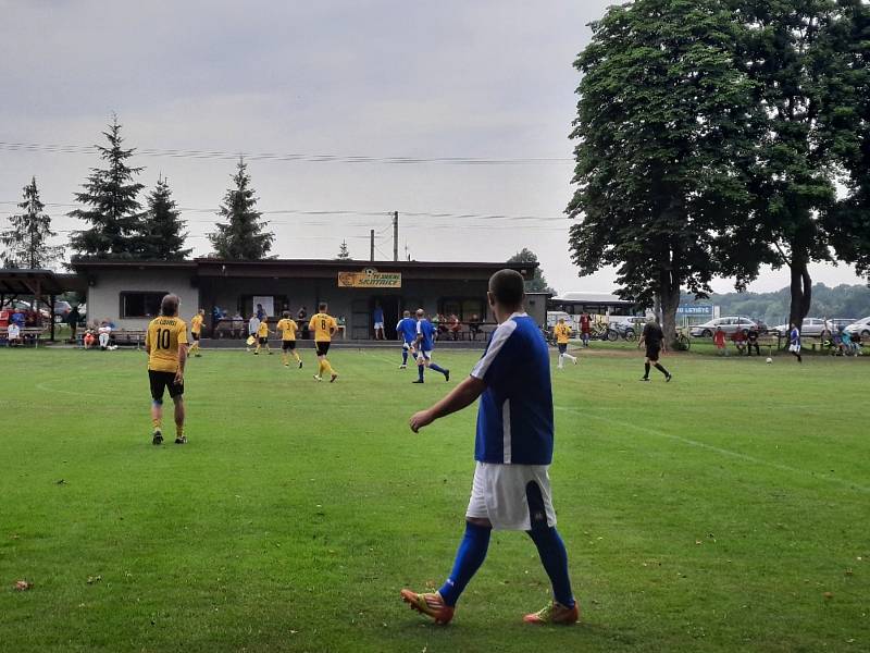 Turnaj starých gard čtyř týmů 2022 fotbalistů nad 35 let ve Skotnici.