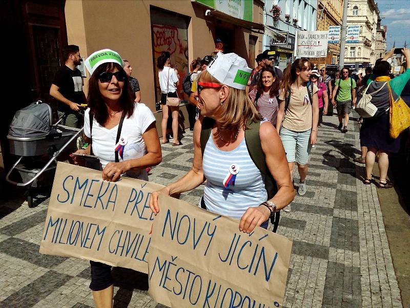 Na demonstraci na Letné v Praze v neděli 23. června jeli také lidé z Novojičínska a okolí.