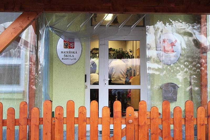 Rodiče dětí v soukromé školce v Hájově se postavili proti prodeji objektu tohoto zařízení společnosti Aquazorbing a sepsali petici.