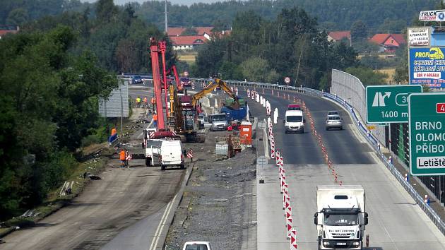 Od čtvrtka 1. srpna jezdí řidiči na D48 po novém betonovém svršku. Stavebí práce se přemístily na druhou polovinu vozovky.