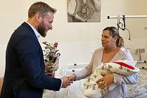 Ředitel Nemocnice Agel Nový Jičín Jakub Fejfar gratuluje mamince, která porodila v novojičínské porodnici první dítě v roce 2023.