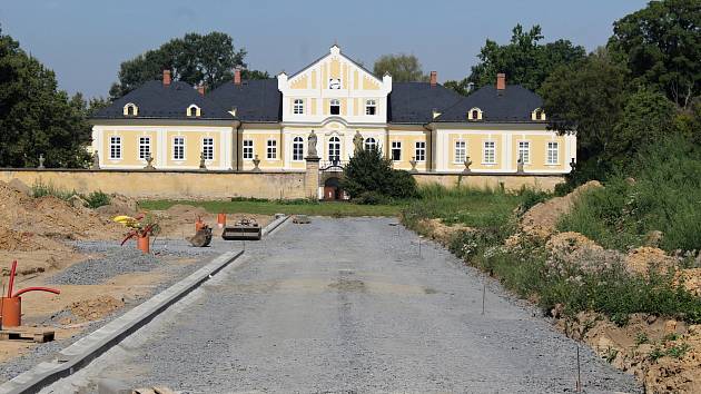 Stavba nové silnice k zámku v Nové Horce, místní části Studénky, v srpnu 2022.