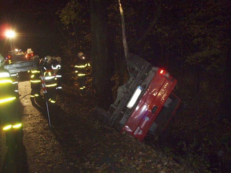 Tři jednotky hasičů zasahovaly v noci na úterý 6. listopaduna okraji Oder ve směru na obec Vražné u nehody Nissanu (pick up), který skončil v potoce. Hasiči museli vyprostit z havarovaného vozidla na pravém boku řidiče.