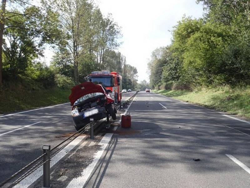 Na středových svodidlech skončilo vozidlo Opel Corsa.