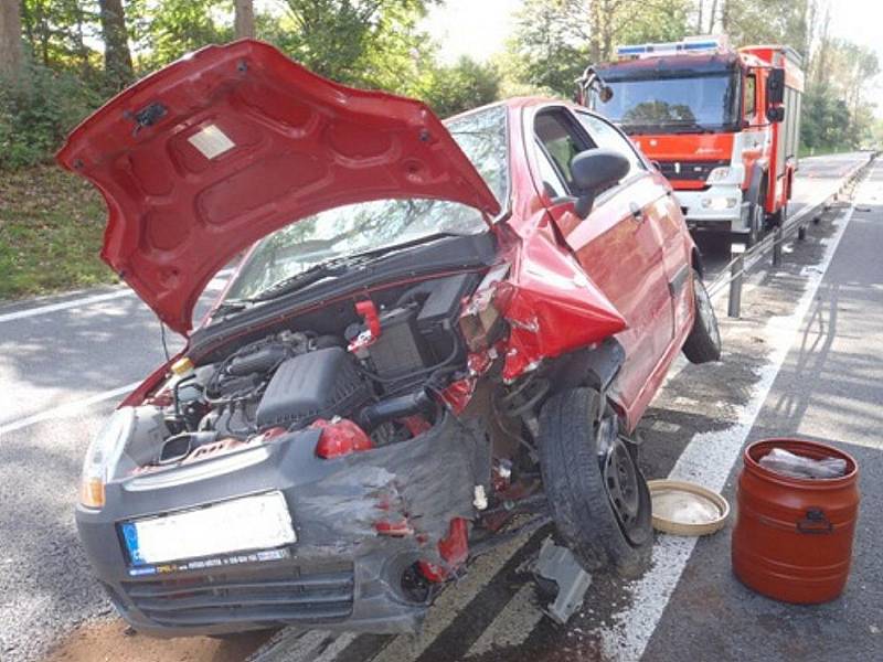 Na středových svodidlech skončilo vozidlo Opel Corsa.