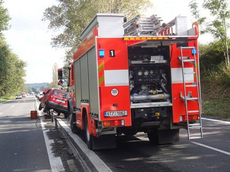 Na středových svodidlech skončilo vozidlo Opel Corsa.