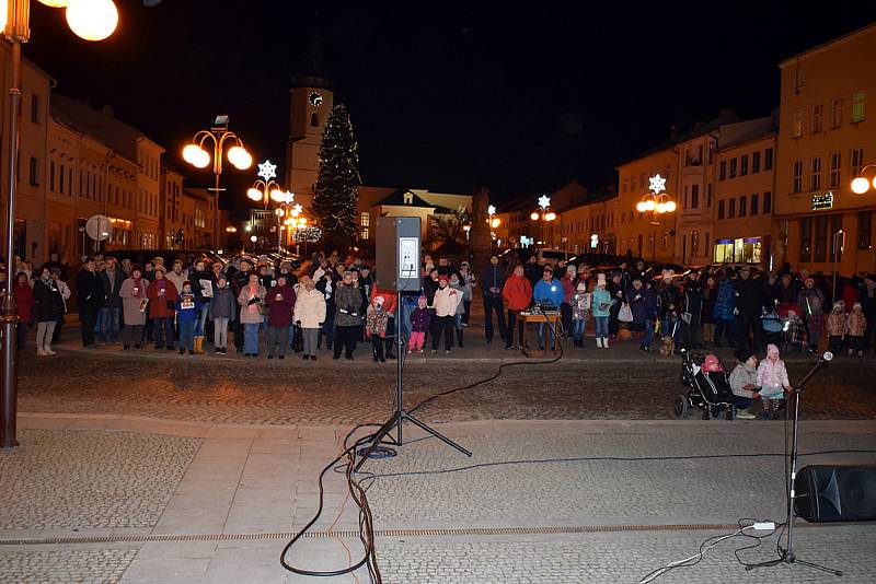 Zpívání koled na náměstí v Bílovci.