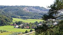 Heřmánky jsou malebná obec v údolí mezi kopci.