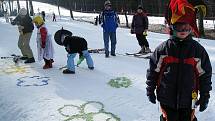 Karneval masek na sněhu prověřil lyžařské schopnosti dětí i dospělých. Pro ty nejmenší zde byly připraveny hry jako slalom, číšník, malování či házení míčků do klobouku.