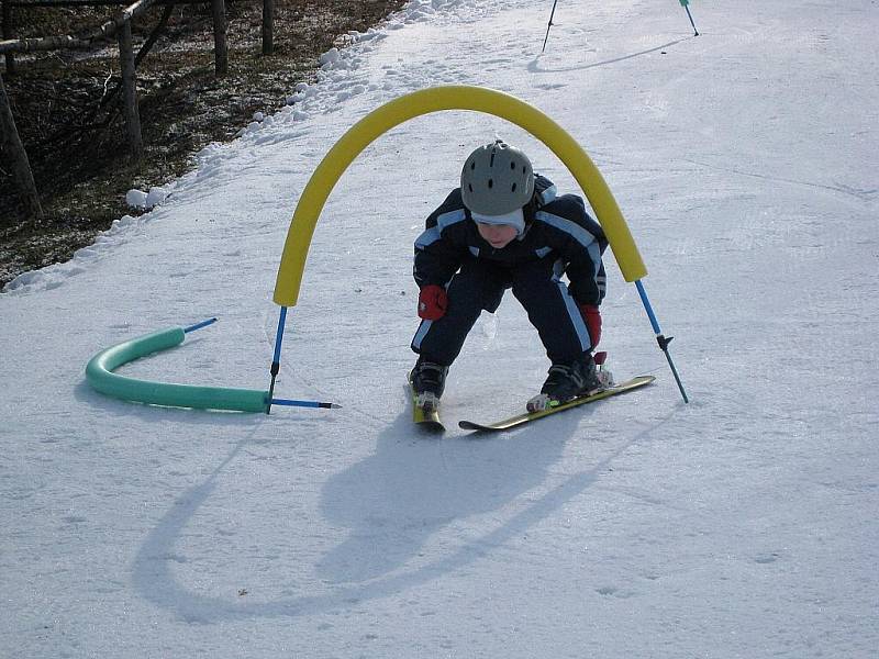 Karneval masek na sněhu prověřil lyžařské schopnosti dětí i dospělých. Pro ty nejmenší zde byly připraveny hry jako slalom, číšník, malování či házení míčků do klobouku.