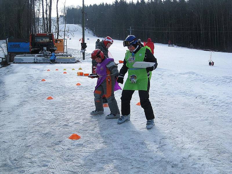 Karneval masek na sněhu prověřil lyžařské schopnosti dětí i dospělých. Pro ty nejmenší zde byly připraveny hry jako slalom, číšník, malování či házení míčků do klobouku.