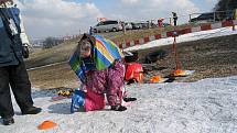 Karneval masek na sněhu prověřil lyžařské schopnosti dětí i dospělých. Pro ty nejmenší zde byly připraveny hry jako slalom, číšník, malování či házení míčků do klobouku.