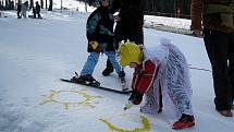 Karneval masek na sněhu prověřil lyžařské schopnosti dětí i dospělých. Pro ty nejmenší zde byly připraveny hry jako slalom, číšník, malování či házení míčků do klobouku.