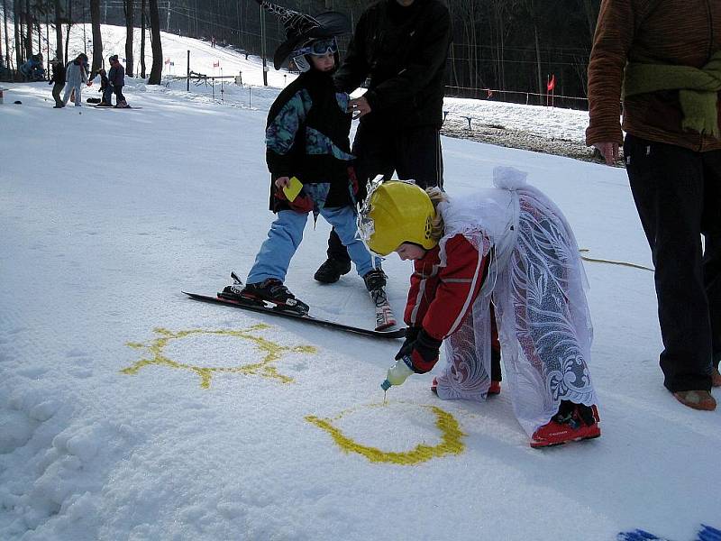 Karneval masek na sněhu prověřil lyžařské schopnosti dětí i dospělých. Pro ty nejmenší zde byly připraveny hry jako slalom, číšník, malování či házení míčků do klobouku.