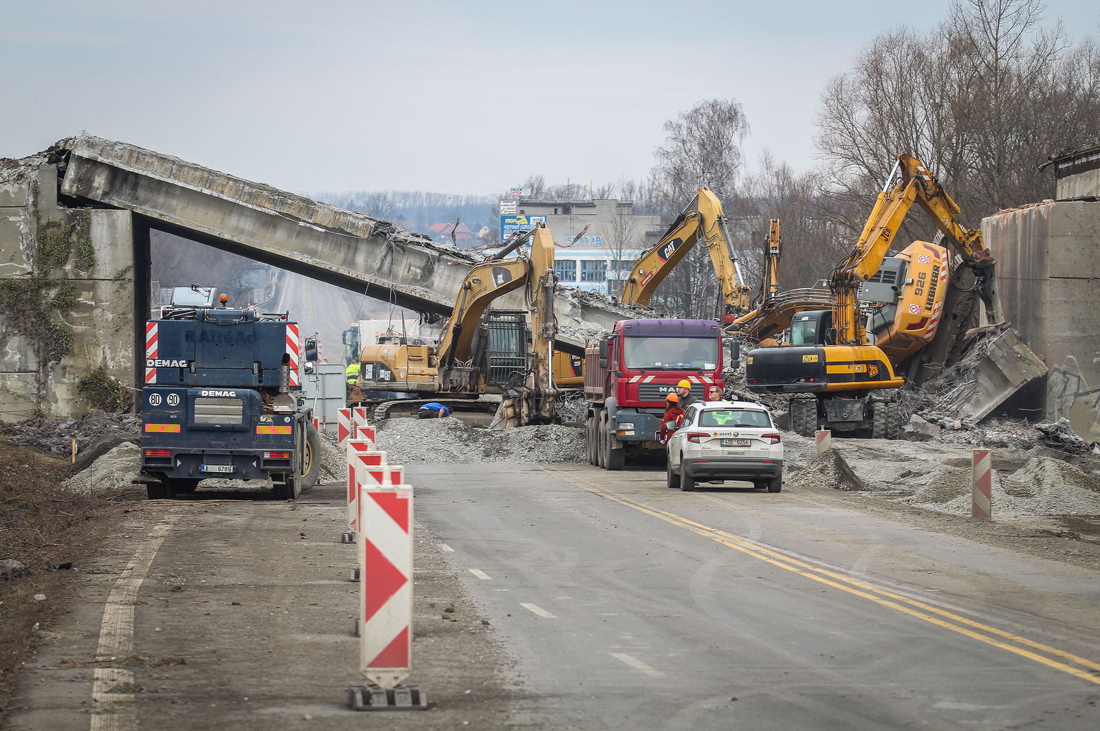 Při rekonstrukci dálnice D48 v Příboře se zřítil most s bagrem, řidič se  zranil - Deník.cz